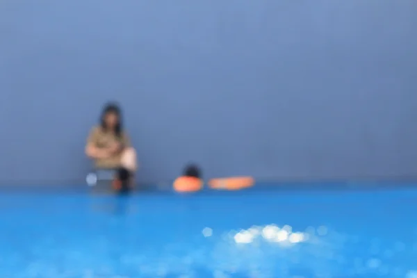 Havuzun yanındaki kadının bulanık — Stok fotoğraf