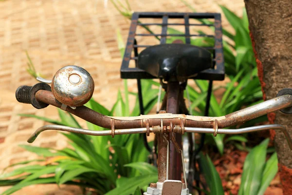 Primer plano de la vieja bicicleta vintage . —  Fotos de Stock