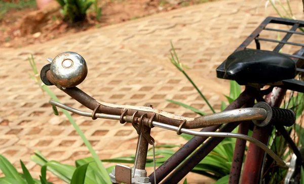 Primer plano de la vieja bicicleta vintage . —  Fotos de Stock