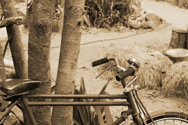 Primer plano de la vieja bicicleta vintage . — Foto de Stock