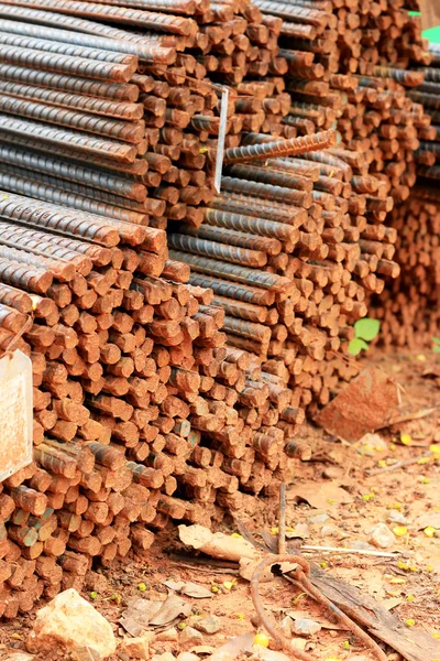 Pilha de hastes de reforço de aço para construção — Fotografia de Stock