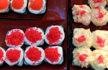 Japon suşi - suşi yumurta, karides, Yengeç sopa, deniz yosunu.