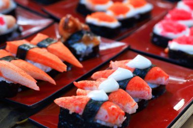 Japon suşi - suşi yumurta, karides, Yengeç sopa, deniz yosunu.