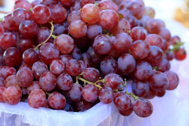 Pazarda taze üzüm.