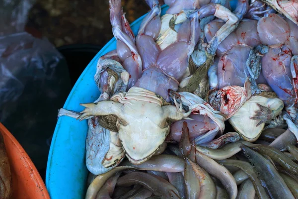 Verse kikker vlees in de markt. — Stockfoto