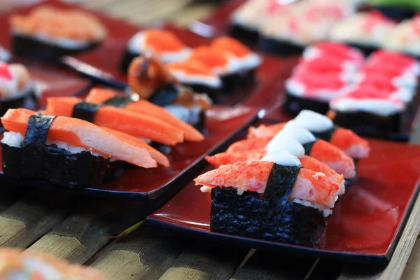 Japońskie sushi - sushi jaj, krewetki, kraby trzymać, wodorosty. — Zdjęcie stockowe