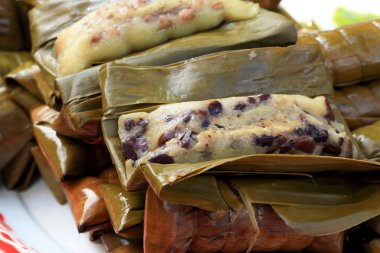 yapışkan pirinç sarılmış muz yaprakları - tatlı Tayland.