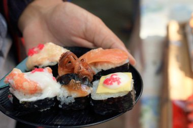 Japon suşi - suşi yumurta, karides, Yengeç sopa, deniz yosunu.