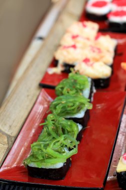 Japon suşi - suşi yumurta, karides, Yengeç sopa, deniz yosunu.