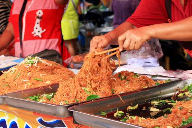 kızarmış pilav şehriye piyasada ilave edin.