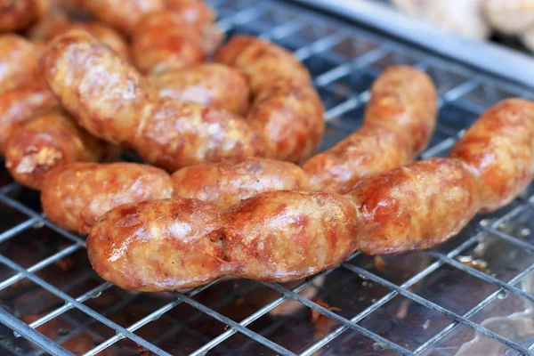 Salsicce barbecue sul mercato — Foto Stock