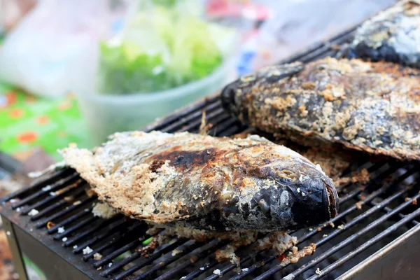 Peixe salgado no fogão . — Fotografia de Stock