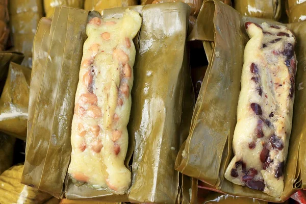 Klebriger Reis in Bananenblätter gewickelt - Dessert Thailand. — Stockfoto