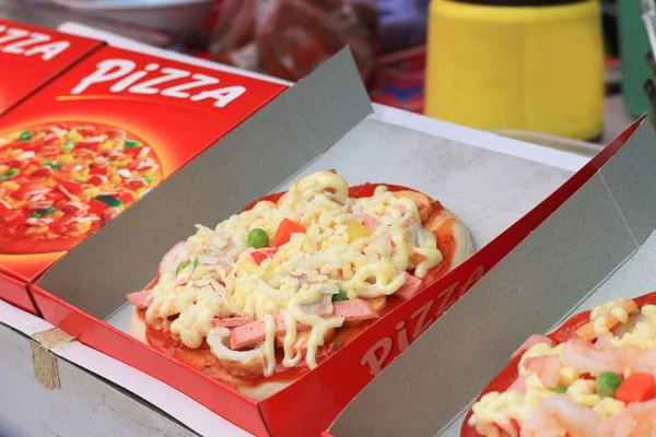 Pizza italiana gamberetti formaggio e pepe — Foto Stock
