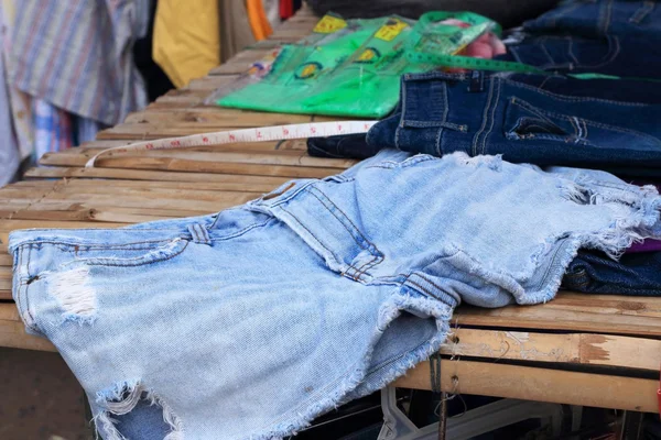 Veel vintage jeans met naden te koop — Stockfoto