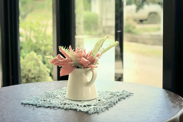 Konstgjorda blommor på bordet — Stockfoto