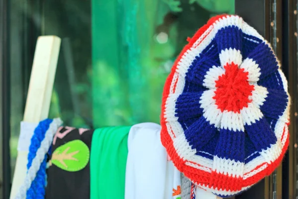 Chapeaux tricotés faits à la main au marché . — Photo