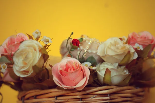 Vintage gül yapay çiçek güzel — Stok fotoğraf