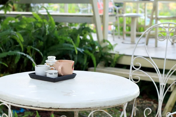 Taza de café y azúcar sobre la mesa . — Foto de Stock