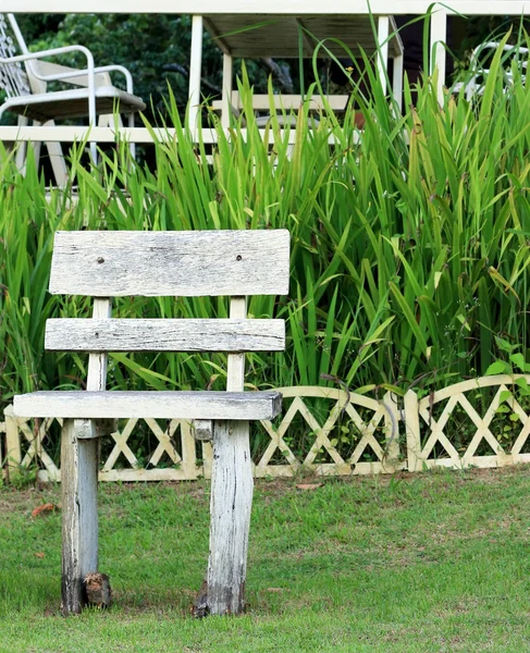 Stuhl im Garten — Stockfoto