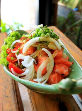 Baharat ile taze somon salata