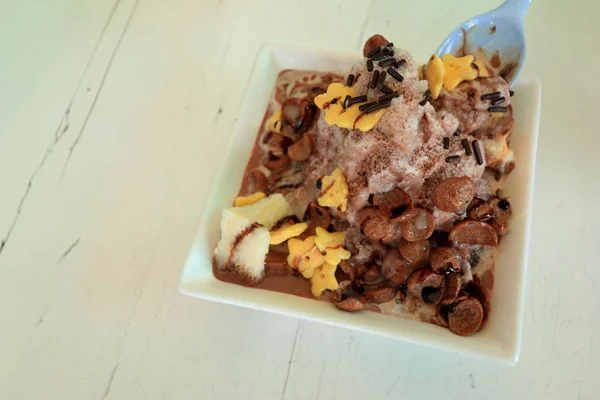 Sorvete e pão de chocolate — Fotografia de Stock