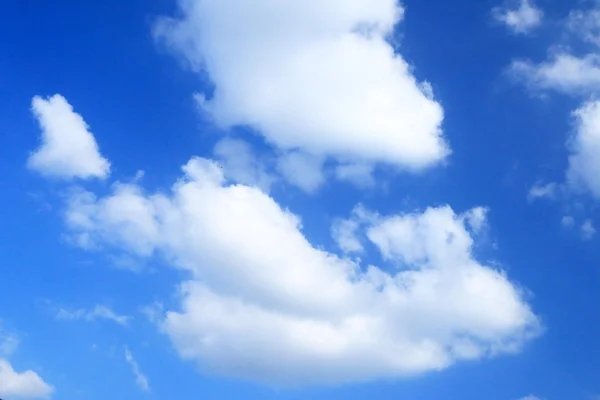 เมฆบนท้องฟ้าสีฟ้า — ภาพถ่ายสต็อก
