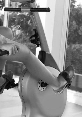 Bulanık kadın akıllı telefon egzersiz.