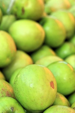 pazarda yeşil elmalar