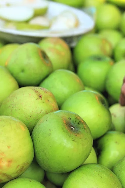 Groene appels op de markt — Stockfoto