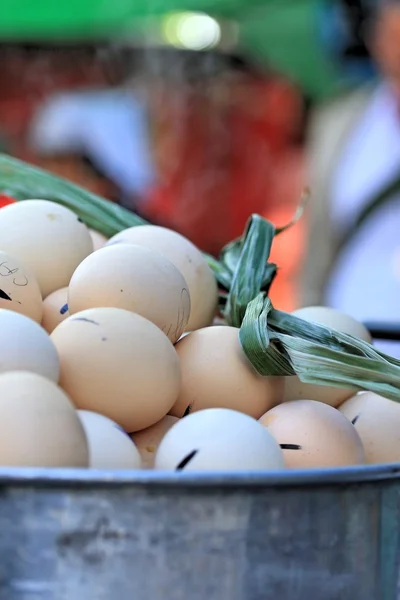 Marinar los huevos en una olla de ebullición —  Fotos de Stock