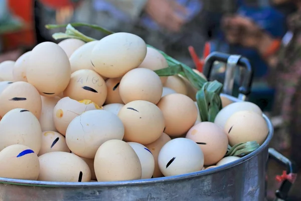 Marinar los huevos en una olla de ebullición —  Fotos de Stock