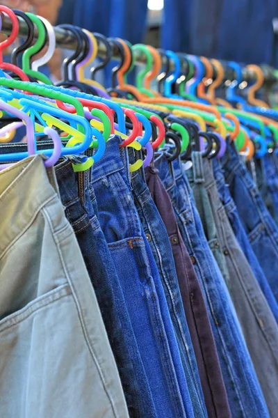 Loja de calças penduradas em um mercado de rack . — Fotografia de Stock
