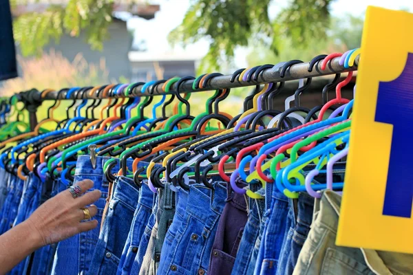Shop pantalons suspendus sur un marché rack . — Photo