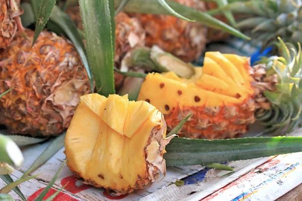 Ananas på marknaden — Stockfoto