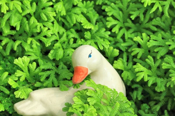 Skulptur fåglar för trädgård dekoration — Stockfoto