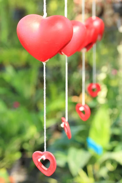 Coeur rouge décoratif dans le jardin — Photo