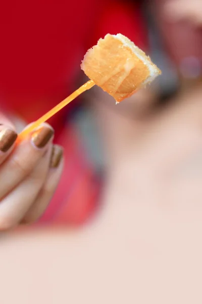 Una giovane donna che mangia pane, burro, marmellata di fragole . — Foto Stock