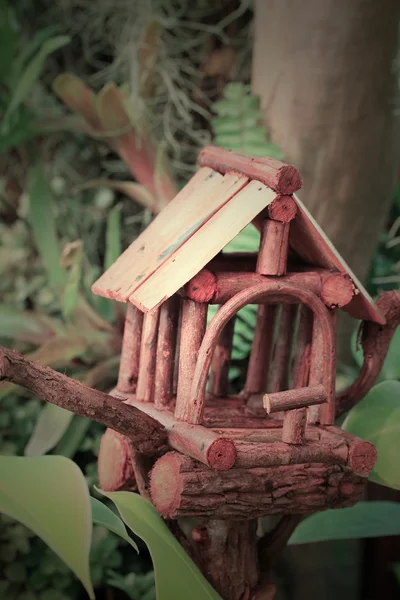 Casa di uccello con la natura — Foto Stock