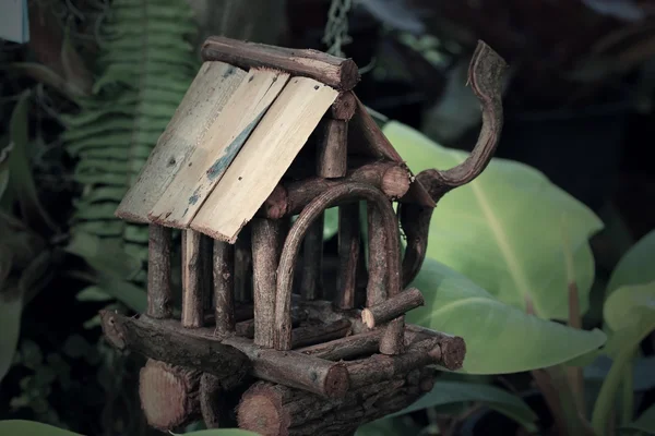 Casa de pájaros con la naturaleza — Foto de Stock