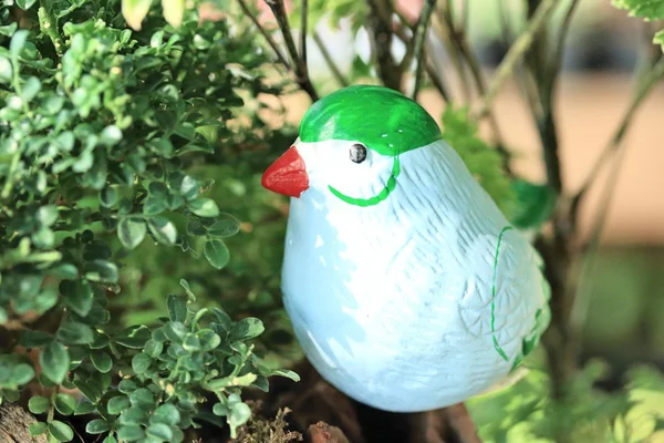 Sculptuur vogels voor tuin decoratie — Stockfoto