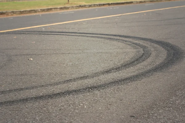 道路上のタイヤ痕 — ストック写真