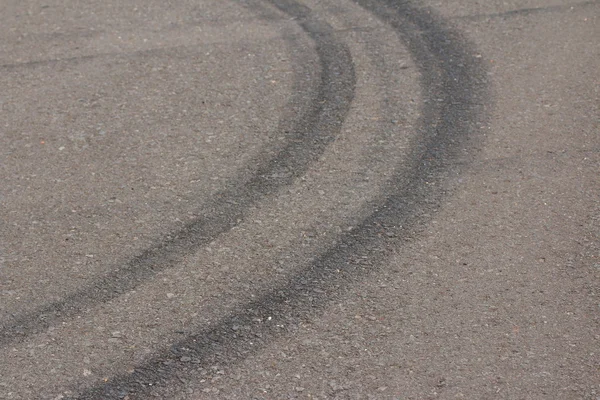 Bandensporen op de weg — Stockfoto