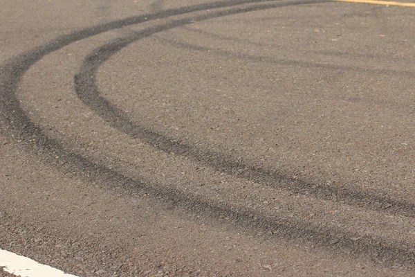 Traces de pneus sur la route — Photo