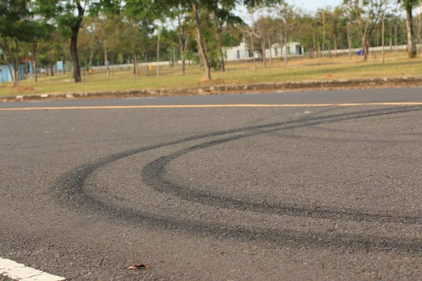 道路上のタイヤ痕 — ストック写真