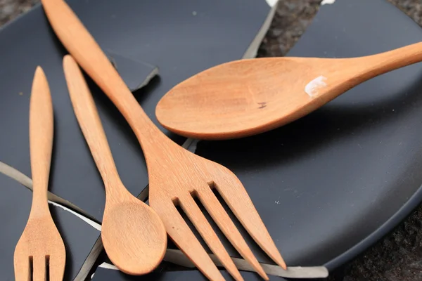 Platos rotos y cuchara — Foto de Stock