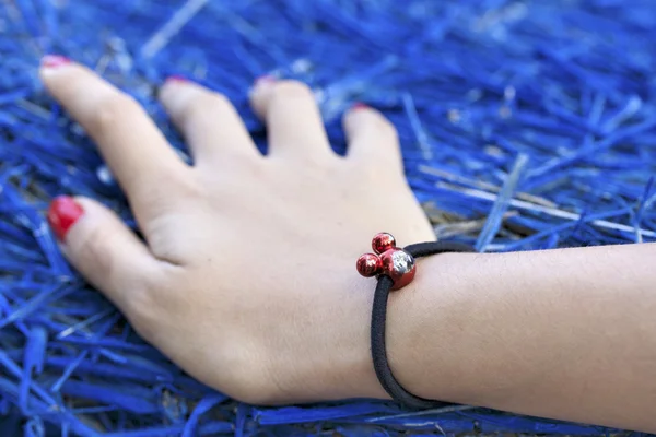 Frauenhand roter Nagellack. — Stockfoto