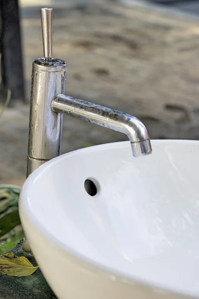 Weiße öffentliche Waschbecken mit gewaschenen Händen — Stockfoto