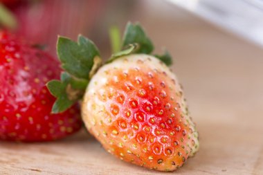 bir sürü taze çilek