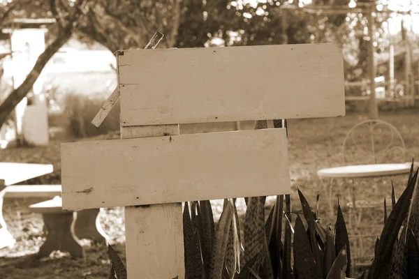 Segni di legno vintage in giardino — Foto Stock